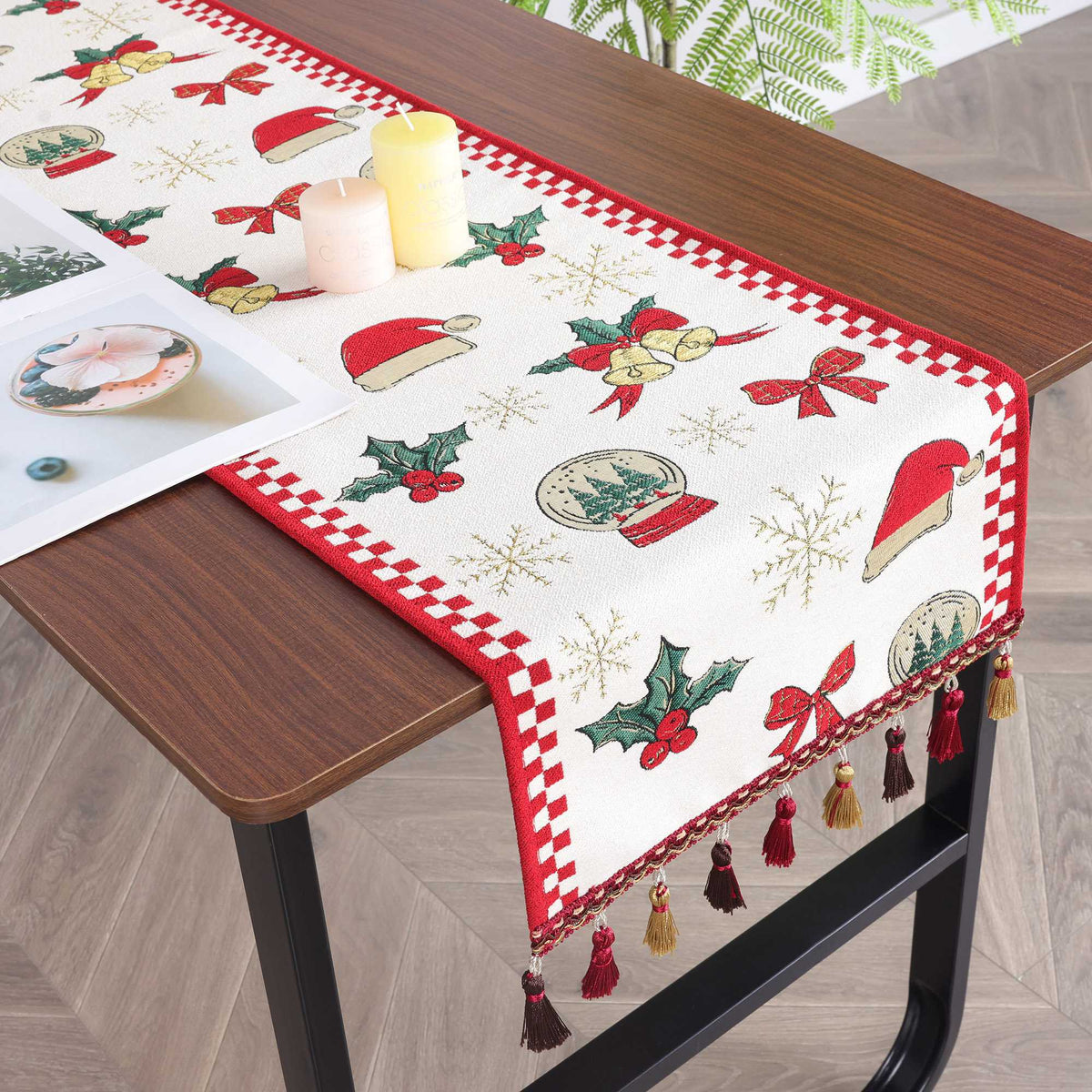 Dieses Bild zeigt einen Weihnachts-Tischläufer, der mit festlichen Motiven wie Weihnachtsmützen, Glocken, Tannenbäumen und roten Schleifen verziert ist. Die lebendigen Farben und das klassische Design schaffen eine warme und fröhliche Weihnachtsatmosphäre. Die edlen Fransen am Rand des Tischläufers verleihen ihm zusätzlichen Charme und Eleganz. In Kombination mit Kerzen und einfachem Geschirr sorgt dieser Tischläufer für eine perfekte Festtagsdekoration, ideal für Familienfeiern und Weihnachtsfeiern.